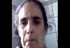 Velha tomando banho e se masturbando