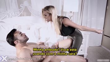 O namorado dela a degou em cima da enteada e lhe deu uma lição de sexo