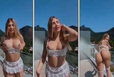 Aline Faria, uma loira famosa do OnlyFans, exibindo seu bumbum avantajado enquanto se masturba com a xoxota molhadinha