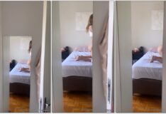 Claudina com a calcinha enterrada no bumbum, mostrando tudo na cama