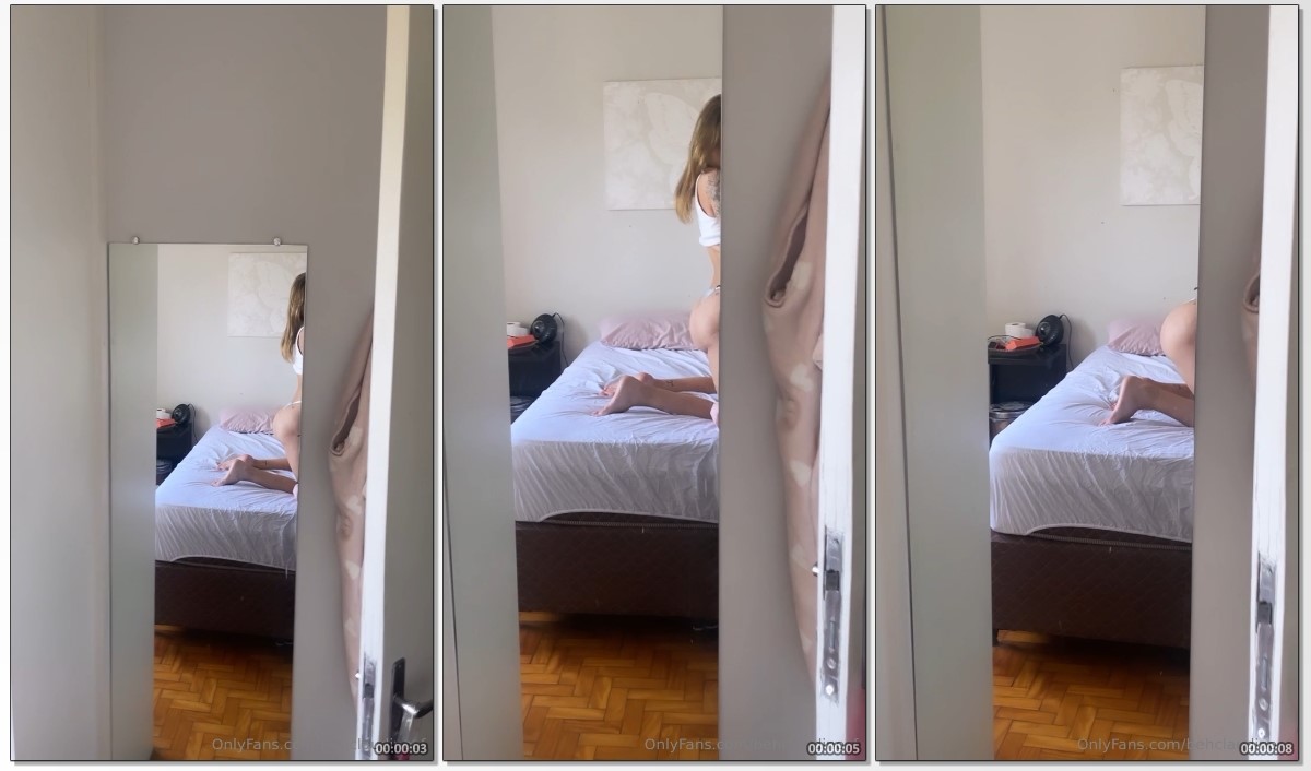 Claudina com a calcinha enterrada no bumbum, mostrando tudo na cama