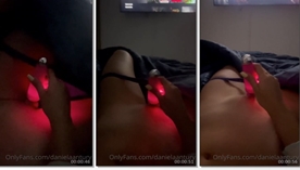 Daniela Antury, colombiana famosa do OnlyFans, usando um vibrador colorido em suas redes sociais