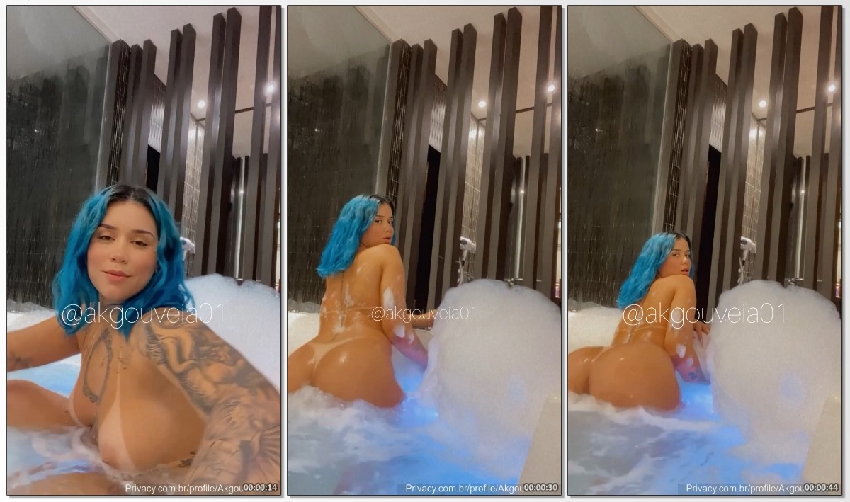 Julia Gouveia dançando sensualmente na banheira do hotel, mostrando todo seu charme e beleza