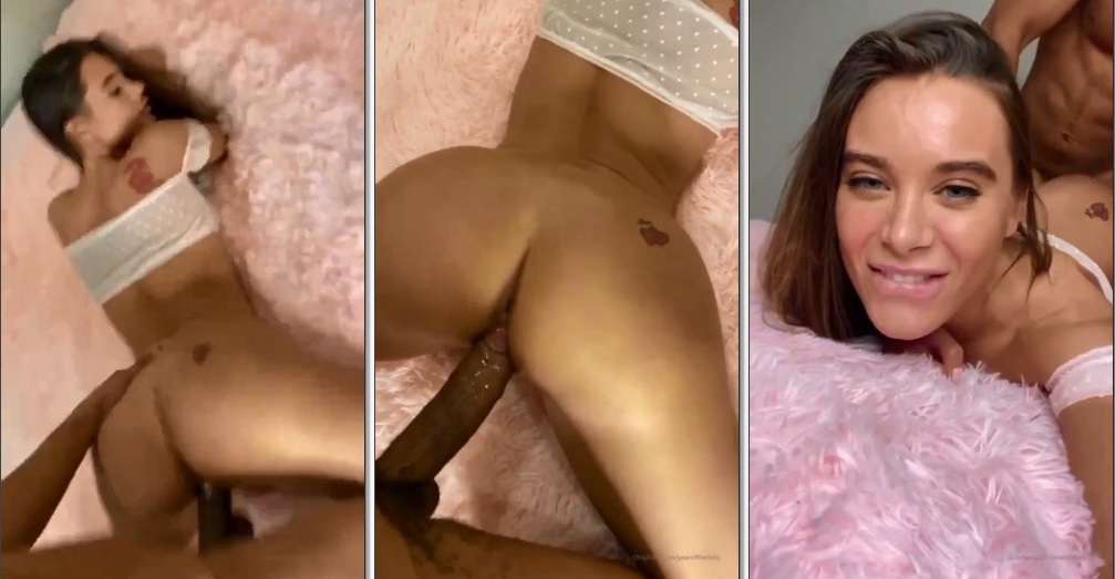 Lana Rhoades em uma posição sexy sendo penetrada com gozo na buceta