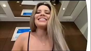 Loira mostrando a buceta sozinha