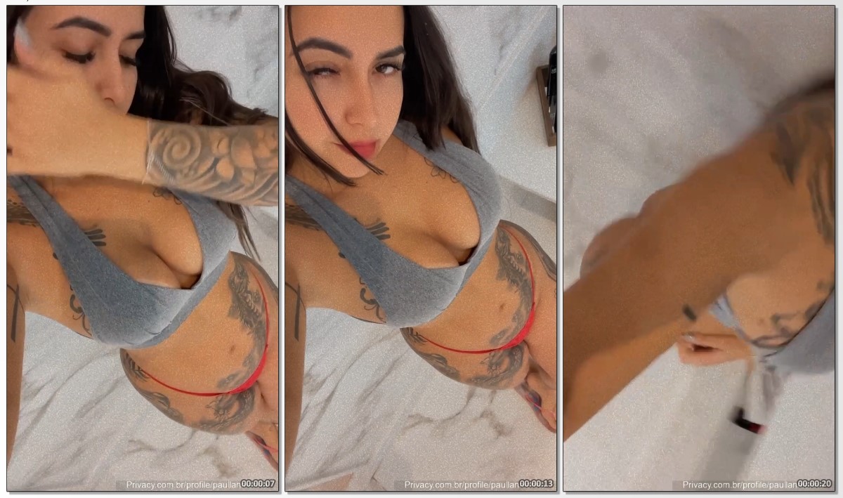 Paulla Naianna exibindo a sua tatuagem na bunda usando uma calcinha fio dental