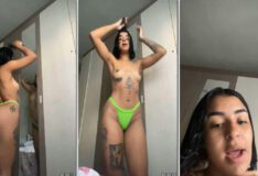 Raiany Keise mostrando seu corpo de calcinha no quarto, com as teta à mostra