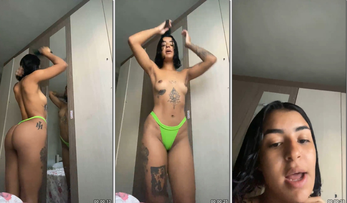 Raiany Keise mostrando seu corpo de calcinha no quarto, com as teta à mostra