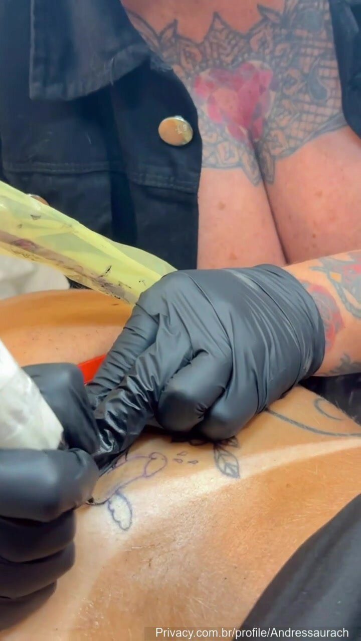 Andressa Urach gravando uma tattoo bem ousada e se divertindo com uma sacanagem ao mesmo tempo