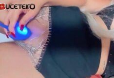 Ellen Silva (também conhecida como ellensilvasexy) fez uso de um vibrador para estimular o clitóris