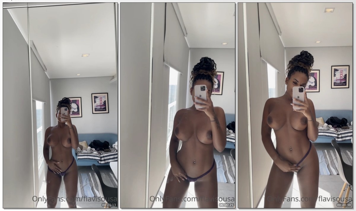 Flaviane Souza fazendo poses sensuais sem roupa no espelho e exibindo seu corpo