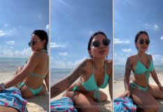 Karol Rosado se deliciando com um visitante sortudo na beira do mar