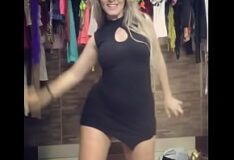 Loira dançando