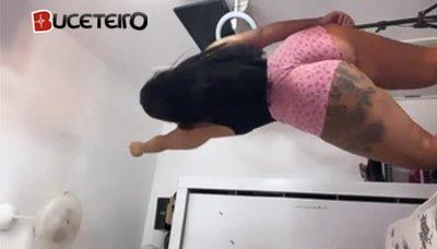 Assista aos vídeos da Leticia Teixeira rebolando com um shortinho e mostrando sua bunda grande