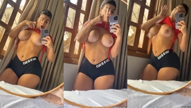 Micha Vargas, a gostosa com um belo bumbum, gravando vídeos mostrando seus peitão enormes no conforto do seu quarto
