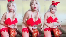 A Asianbunnyx arrasa exibindo uma calcinha super sexy e provocante, mostrando todo seu charme