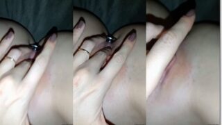 Jujuzinha Lopes se diverte brincando com um plug anal e se masturba com muito prazer