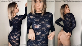 Merihenriikka, com um vestido escuro e transparente, ergue a saia para exibir sua retaguarda