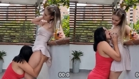 Martina Smith, uma mulher latina com peitões, está muito excitada enquanto faz sexo oral na buceta deliciosa de sua amiga branquinha