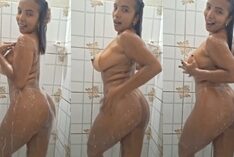 Francielly Tavares, uma famosa do OnlyFans, se exibindo nua no chuveiro, mostra toda sua sensualidade e beleza