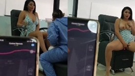 Martina Smith, uma influenciadora do OnlyFans, compartilha um momento picante no salão de beleza enquanto se diverte com um vibrador