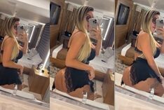 Que tal essa loira maravilhosa desfilando com um babydoll que destaca sua bunda linda?