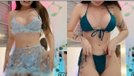 Babi Palomas, uma loira deliciosa e provocante, trocando de roupa e exibindo seu corpo sensual