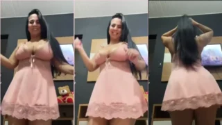 Josy Vania rebola com muita sensualidade, usando um vestido curto e uma coroa chamativa