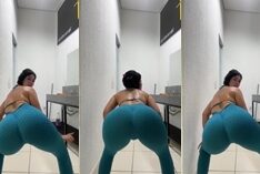 Uma gostosa mulher madura rebolando com sensualidade usando uma calça justinha