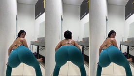 Uma gostosa mulher madura rebolando com sensualidade usando uma calça justinha