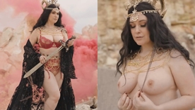 Meg Turney, a modelo sexy, exibindo seus peitão firmes em um ensaio fotográfico no deserto