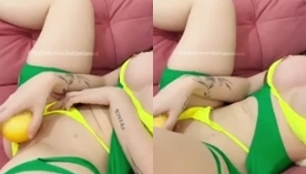 Babi Palomas, uma gata bem sensual, se divertindo com um brinquedo vibratório na buceta excitada