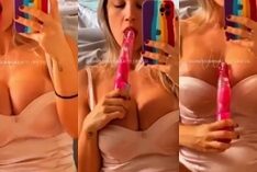 Vanessa Vailatti pratica sexo oral no consolo e em seguida o introduz na buceta