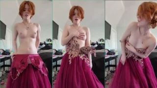 A jovem ruiva Willow Trie tira o vestido e exibe seus belas teta firmes e rosados