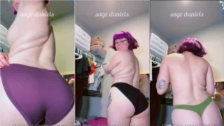 A garota novinha com cabelo cor-de-rosa, SageDaniels, fica de quatro e dança de forma sexy exibindo sua bunda e seus seios