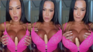 Gracyanne Barbosa usando um brinquedo nas teta grandes