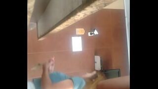 Dacando de saia sem calsinha em balada