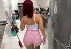 Faxineira de mini saia seduzindo o patrão. XVideos