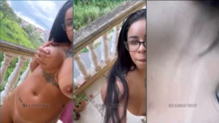 Kau Martini, a modelo com tatuagens, foi fotografada nua na sacada da comunidade