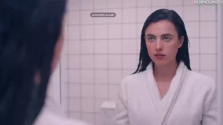 Margaret Qualley aparece sem roupa em A Substância