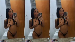 Tainá Ludovica aparece sem roupa mostrando as teta pequenos e naturais