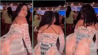 Carolayne Rocha dançando animadamente na festa com destaque para sua calcinha justa e bundão avantajado