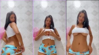 Eduarda Lima, moradora da favela, mostra seus peitão deliciosos ao tirar a roupa