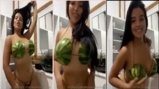 Alejandra Quiroz arrasando com seu biquíni cavado realçando seu belo bumbum