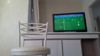 Assistindo futebol, rebolando no consolo sem calcinha