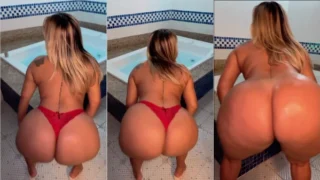 Mulher ousada no motel se exibindo com a parte de trás à mostra