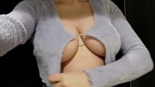 Tirando leite das tetas no provador porno