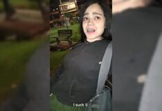 Video de uma mulher que esta sendo encochada dentro do onibus e ela esta adorando com o maior tesao ela ate mexe a bunda