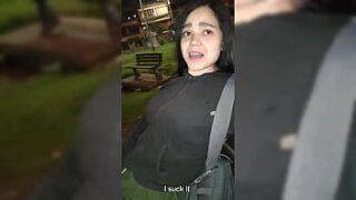 Video de uma mulher que esta sendo encochada dentro do onibus e ela esta adorando com o maior tesao ela ate mexe a bunda