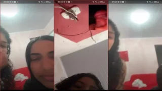 Duas garotas assistindo o bonitão se divertir na transmissão ao vivo!